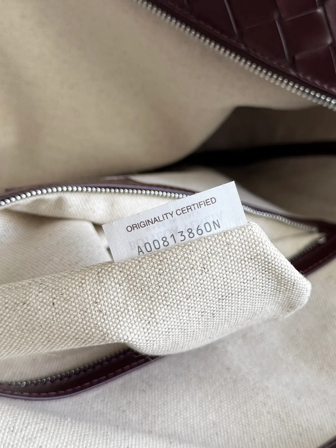 Batch 2720 Have you ever seen a briefcase that can be carried on your back? [Wit][Wit] BOTTEGA VENETA men's GETAWAY large briefcase. The practicality of being able to be carried on the back is indeed one of its major selling points. The design of the shoulder straps will not feel cumbersome even if worn for a long time. Whether it is a business meeting or daily diligence, you can do it with ease. Style number: 766361 Size: 39*28.5*8cm
